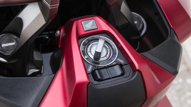 Μέσω της λειτουργίας Smart-key, ο κεντρικός διακόπτης ελέγχει την εκκίνηση του κινητήρα, το άνοιγμα της σέλα και της τάπας ρεζερβουάρ 